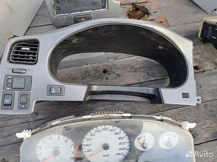 Центральная консоль подлокотник Ниссан Примера р11