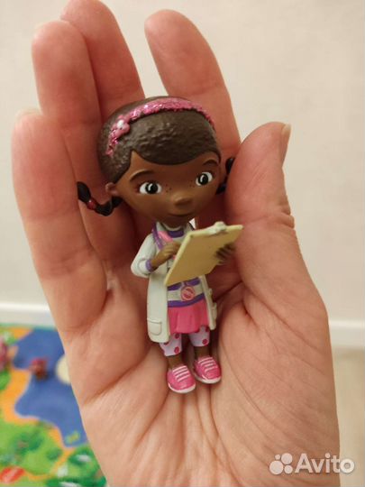 Кукла-фигурка Доктор Плюшева с чемоданом