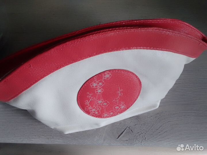 Косметички Clinique, Shiseido, L'oreal и сумочка