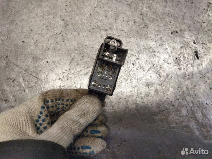 Кнопка стеклоподъемника задняя правая Ssangyong