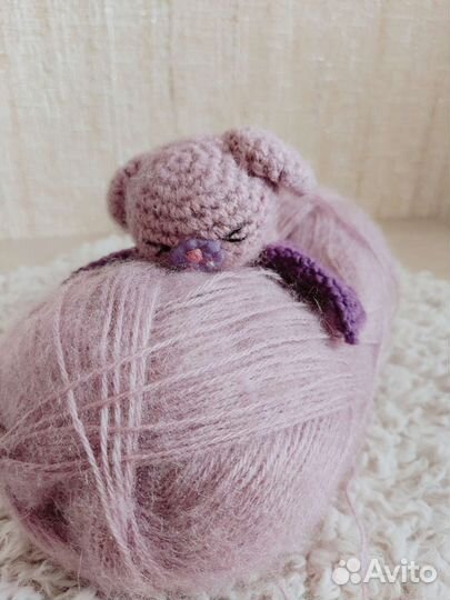 Вязаная игрушка летучая мышка