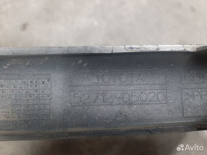 Молдин переднего бампера правый Avensis II 2003-08