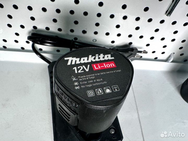 Шуруповёрт Makita 12v с набором