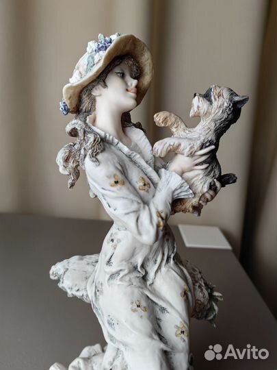 Статуэтка Capodimonte Lucia Армани Florence Йорк