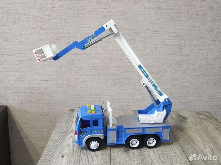 Подъемный кран игрушка