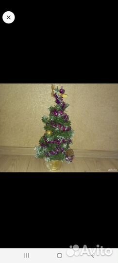 Стеклянная игрушка и много новогодних вещиц