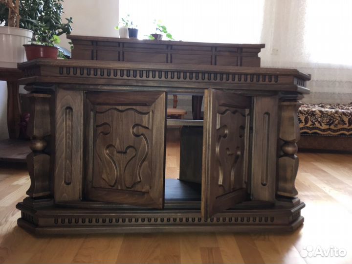 Столы резные из массивного дерева