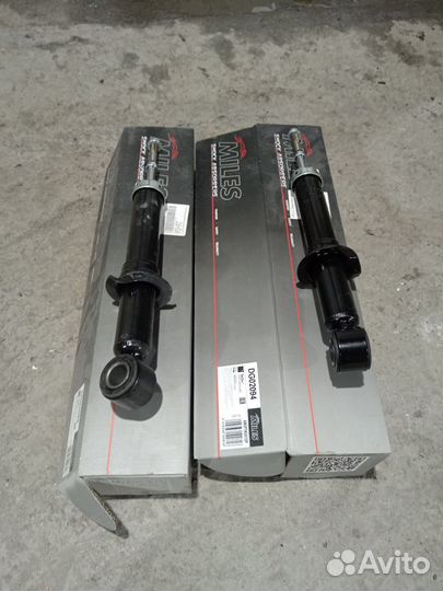 Задние стойки tayota corolla Runx