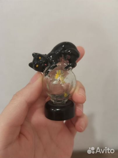 Антикварный флакон от духов Flora Кошка на шаре