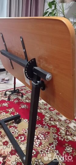 Столик прикроватный на колесиках