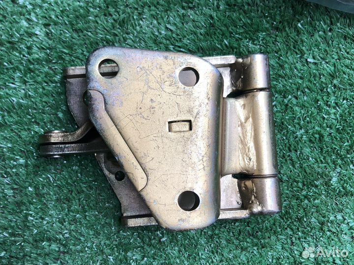 Петля крышки багажника pajero io pinin