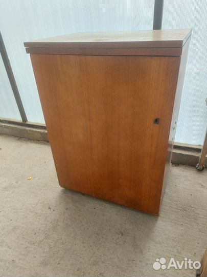 Швейная машинка с тумбой