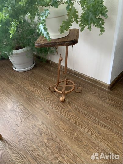 Ливитирующая подставка под цветы