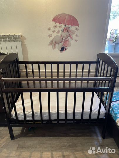Детская кроватка с поперечным маятником
