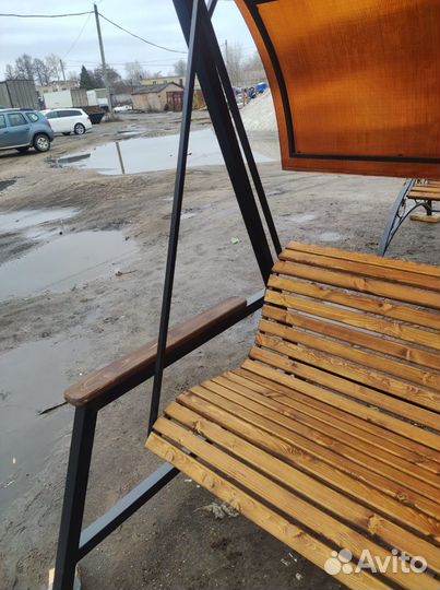 Качель с наклонным удобным сиденьем и крышей