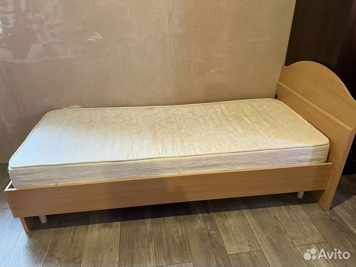 Кровать с матрасом