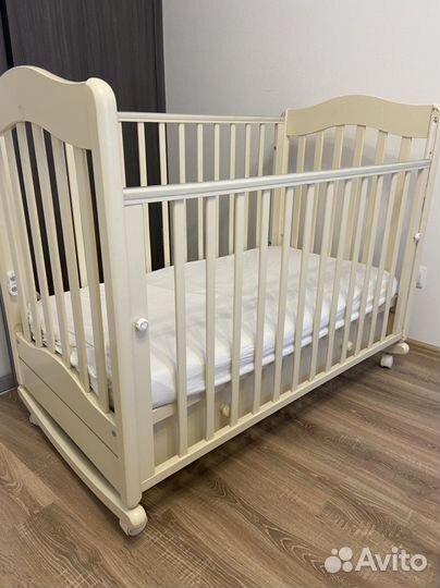 Детская кроватка с маятником и ящиком