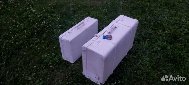 Чемодан белый декор