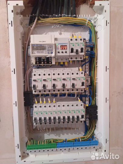 Электрик. Работаю напрямую сам. Замена проводки