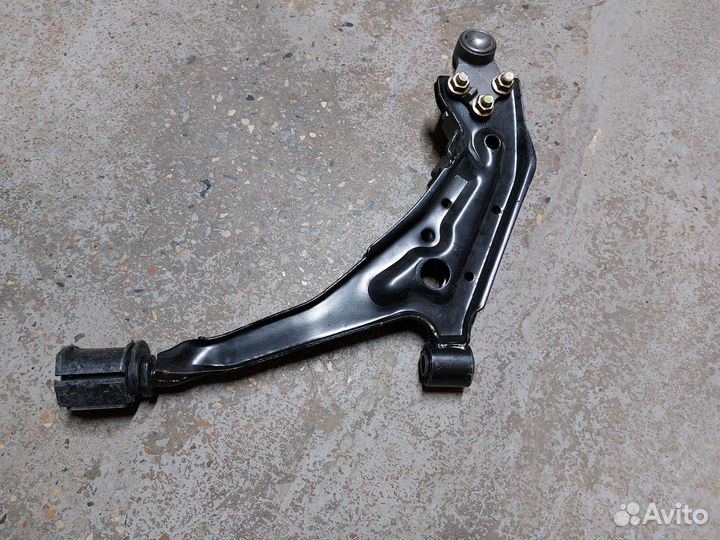 Новый передний правый рычаг Nissan Maxima J30