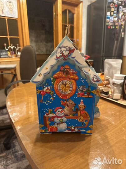 Коробка из плотного картона для подарка