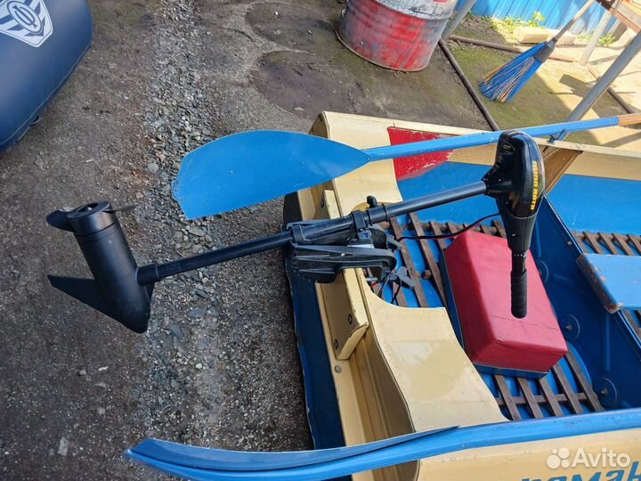 Лодка с мотором и вёслами