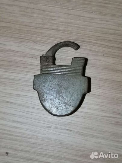 Замок старинный, навесной, маленький. Варыпаев