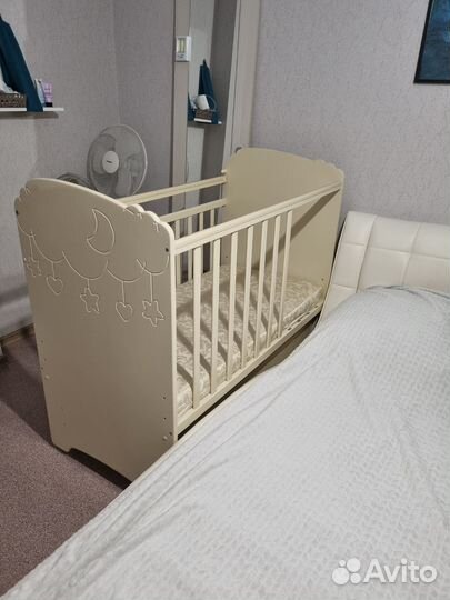Детская кроватка с маятником и ящиком