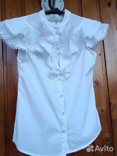 Продам нарядную белую школьную блузку на девочку