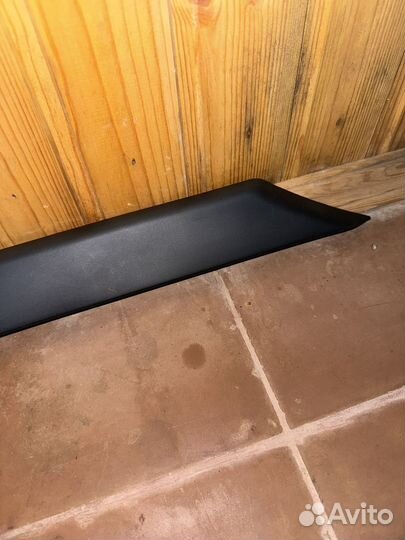 Накладка двери багажника нижняя левая Паджеро 4