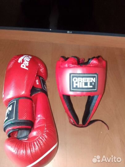 Боксерские перчатки и шлём