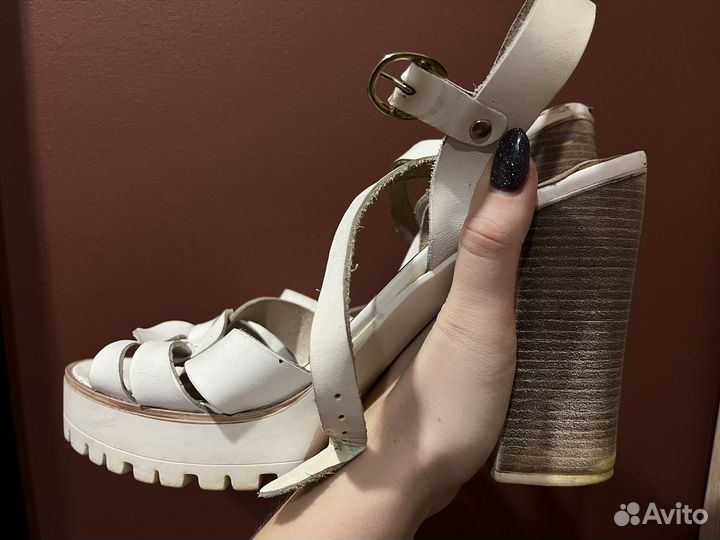 Босоножки Bata 41 размер белые кожа каблук 12 см