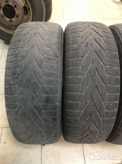 Nokian Tyres Hakkapeliitta R2 235/65 R17