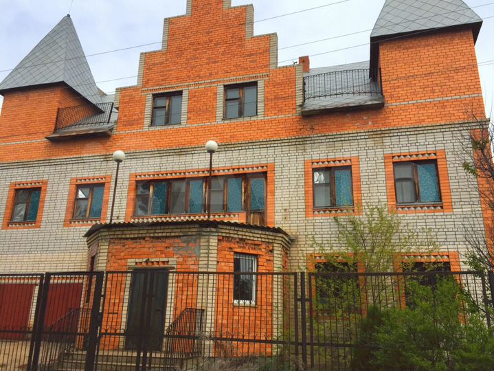 Дом 608,1 м² на участке 21,8 сот.