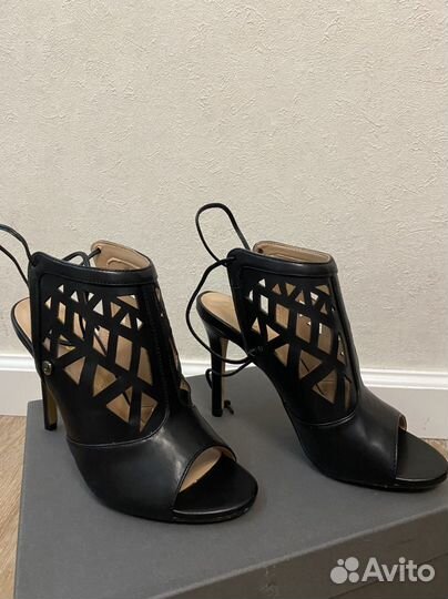 Босоножки Guess