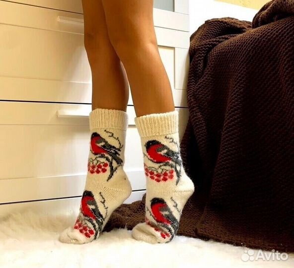 Шерстяные носки и варежки снегири