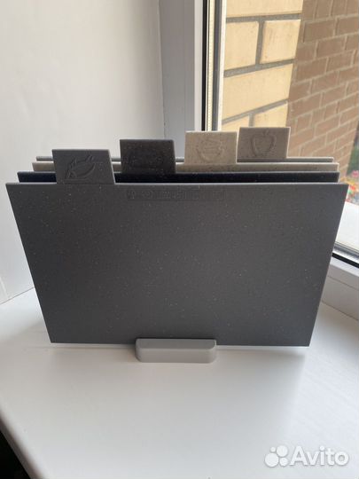 Набор новый разделочных досок пластик на подставке