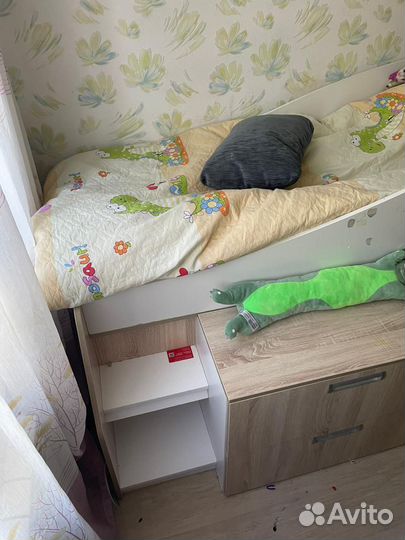 Детская двухярусная кровать со столом