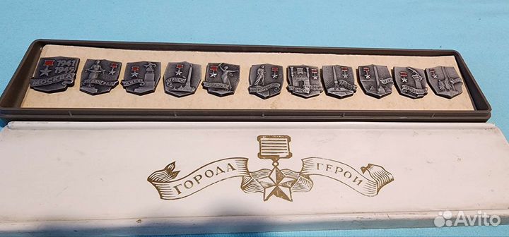 Коллекция значков города герои металл