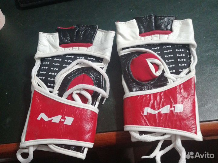 Перчатки с автографом Федора Емельяненко