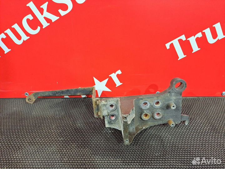 Кронштейн бампера левый