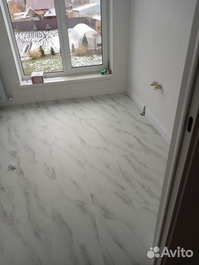 Установка напольных плинтусов дюроролимер, мдф