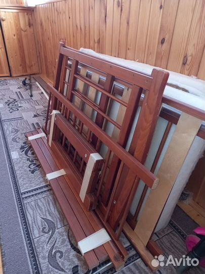 Детская кроватка с маятником