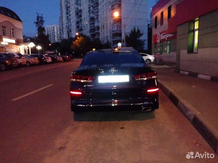 Водитель со своим автомобилем Киа оптима комфорт +