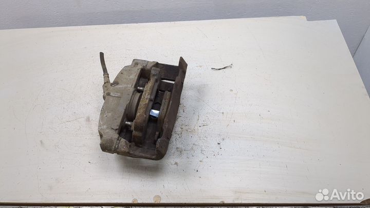 Суппорт правый передний Volvo XC70