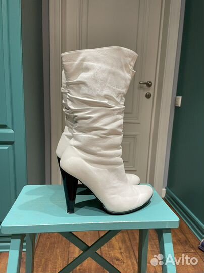 Белые зимние кожаные сапоги на каблуке 38