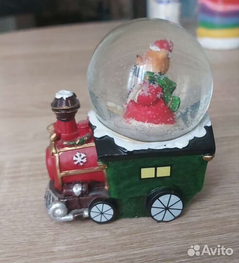 Сувенир - шар со снегом