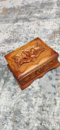 Деревянная шкатулка