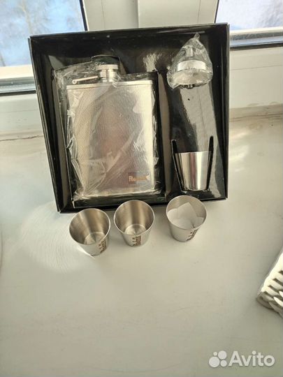 Набор фляжки с рюмками