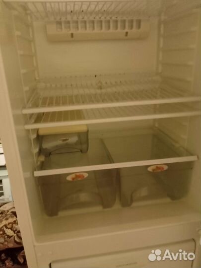 Холодильник в рабочем нормально работает